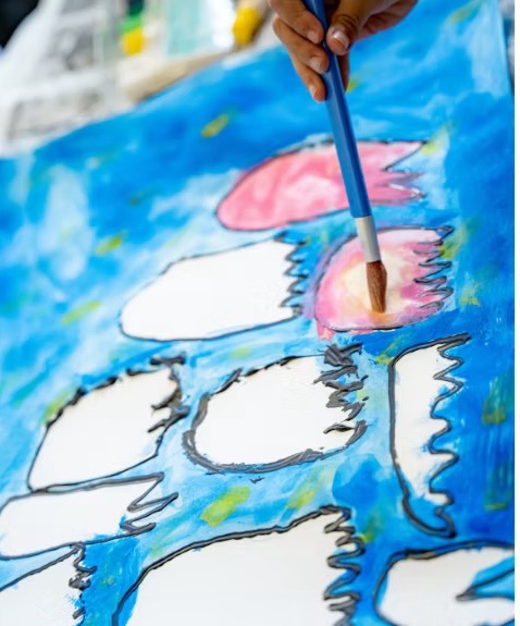 絵の具で作品を描く子どもの手元